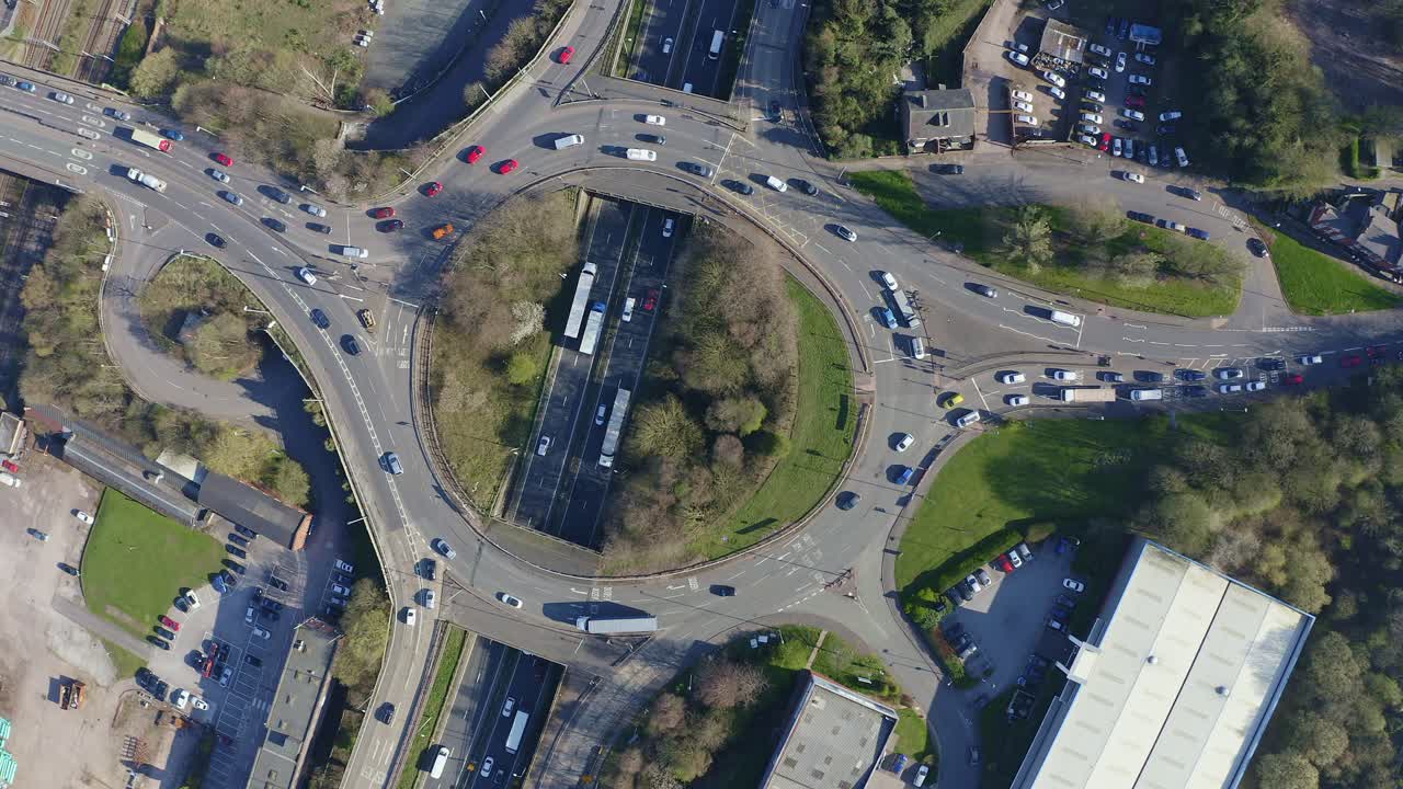 혼잡한 교통체증, 교통체증, 출퇴근 시간 동안 통근 고속도로, 고속도로의 넓은 구간에 대한 항공 영상