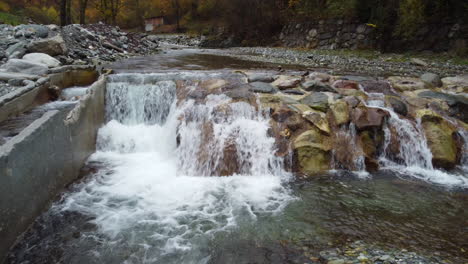 Río-En-Bosque-De-Montaña-árboles-Follaje-De-Otoño-Vista-Aérea