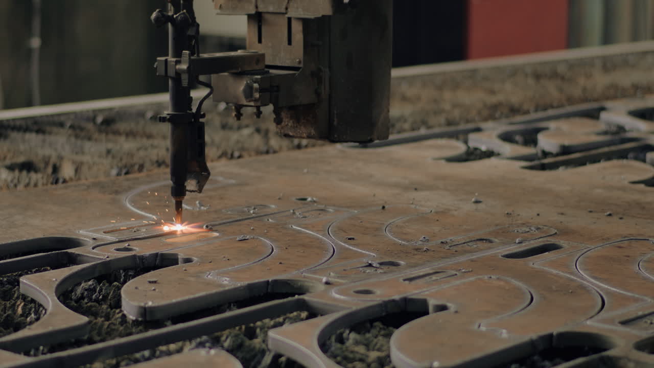 taglio al plasma di acciaio metallico in una sala di produzione di strutture in acciaio