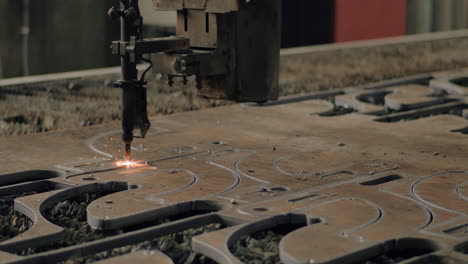 corte por plasma de acero metálico en una sala de producción de estructuras de acero