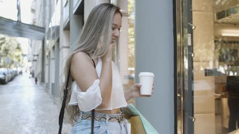 Mujer-Caucásica-De-Pie-En-La-Calle-Y-Hablando-Por-Teléfono-Inteligente