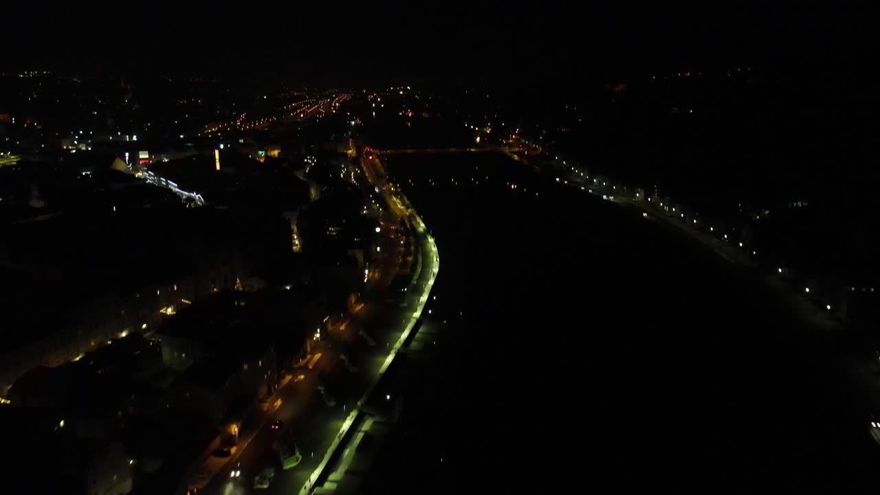 tráfico nocturno con luces de la ciudad en passau alemania