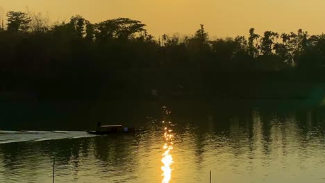 Ein-Blick-Auf-Den-Sonnenuntergang-Des-Surma-Flusses-In-Bangladesch---Ein-Traditionelles-Holzboot-überquert-Den-Surma-Fluss-Zur-Ruhezeit-In-Bangladesch-Am-Abend
