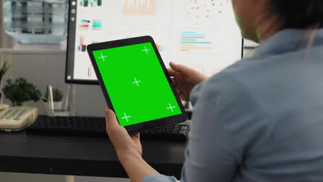 trabajador de oficina examina el diseño de la pantalla verde