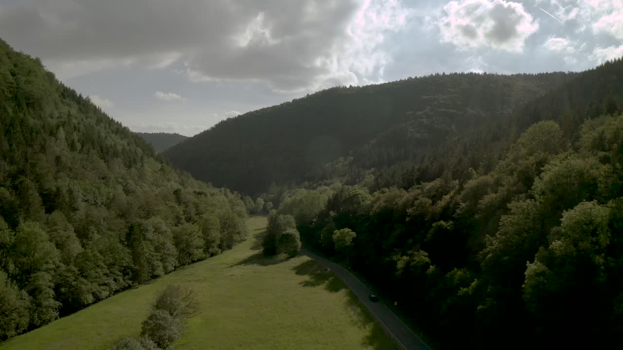 낮은 작센, 독일, 유럽에 있는 하르츠 국립 공원의 무인 항공기 공중