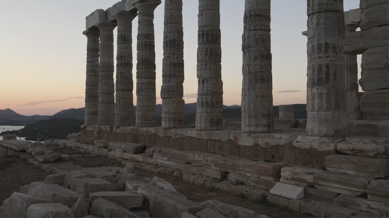 Vista mozzafiato del tramonto sul Tempio di Atena Sounias vicino ad Atene, Grecia