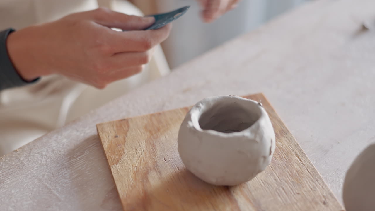 mujer haciendo una olla de arcilla