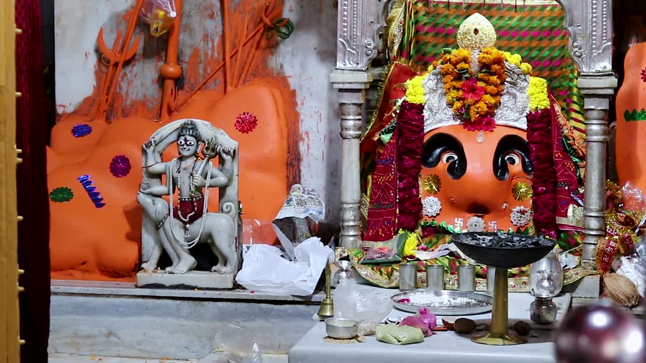 la estatua de la diosa hindú sri chamunda mata en el antiguo templo desde diferentes ángulos el video se toma en el templo shaktipeeth sri chamunda mata ajmer rajasthan india 19 de agosto de 2023