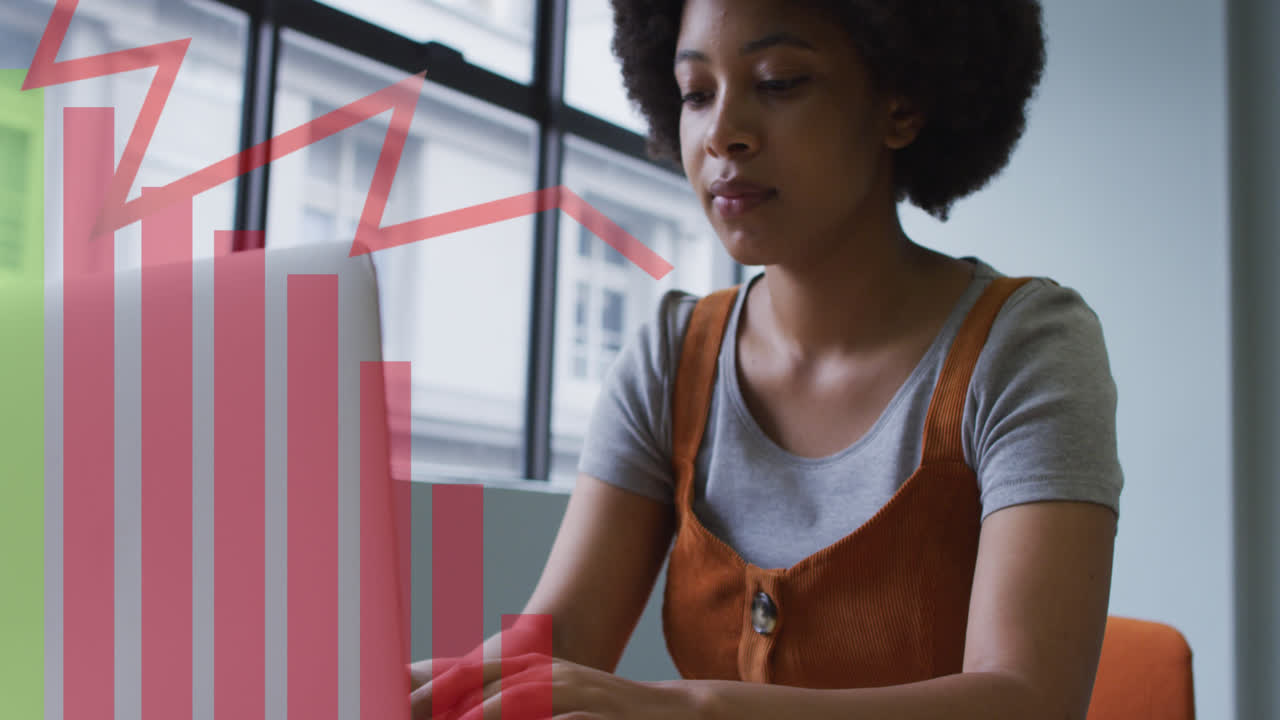Animación de procesamiento de datos sobre una empresaria afroamericana usando un portátil