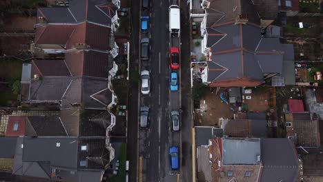 Toma-Aérea-De-Arriba-Hacia-Abajo-De-Una-Calle-Residencial-En-Una-Urbanización,-Inglaterra