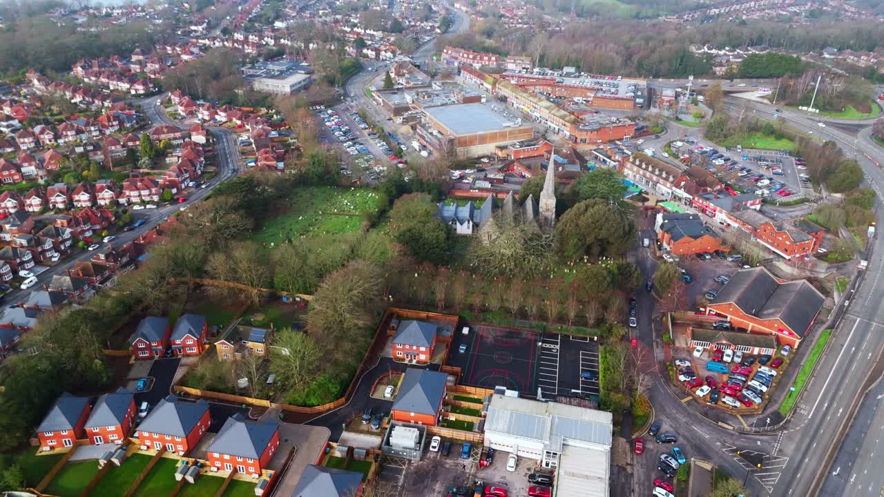 Luftfoto landskabsdroneoptagelse, der panorerer over Bitterne-forstaden i Southampton, Hampshire. Med mange huse, marker og træer langs de travle veje i området på en vinterdag