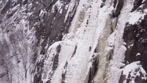 Eisklettern-Mit-Zwei-Kletterern-In-Kanada