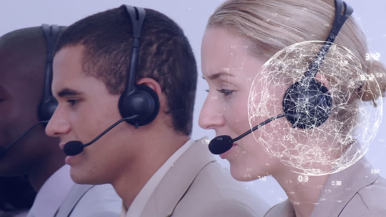 animación del globo con una red de conexiones a través de personas de negocios que usan auriculares telefónicos