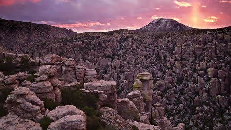 Einige-Verrückte-Drohnenaufnahmen-Eines-Epischen-Sonnenaufgangs-über-Dem-Chiricahua-National-Monument-In-Arizona