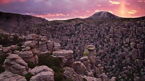algunas imágenes locas de drones de un épico amanecer sobre el monumento nacional chiricahua en arizona