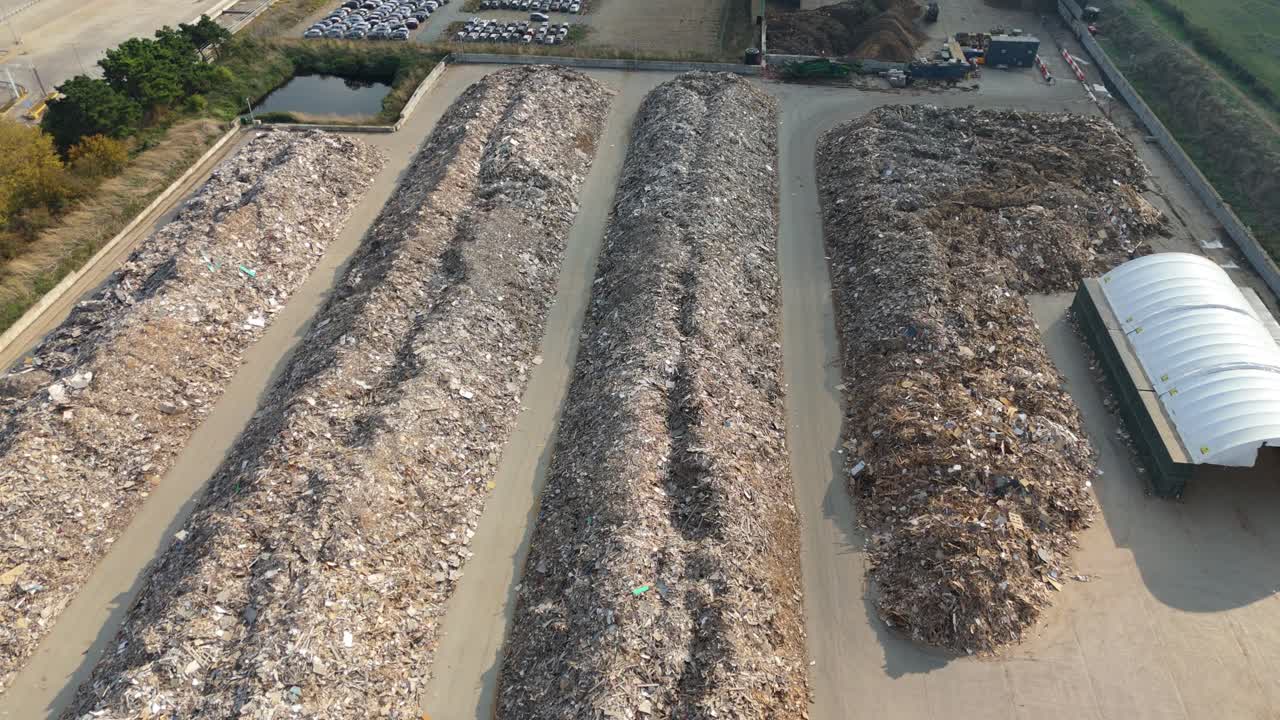 Luftfoto af stort affaldshåndteringsanlæg, husholdningsaffaldsgenbrugsplads til import og eksport ved Tilbury Docks, London, Storbritannien