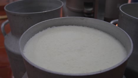 leche fresca líquida en un recipiente para materias primas para la fabricación de queso en la fábrica