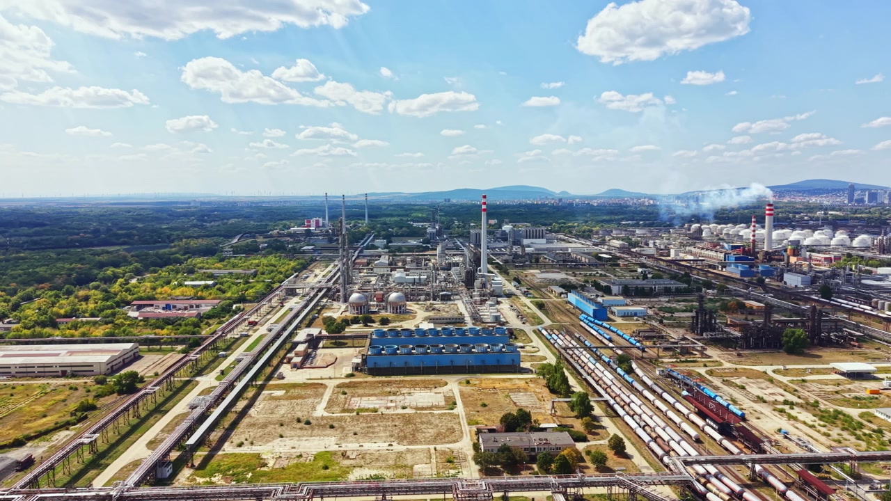 Sito industriale con fabbriche e attrezzature sotto un cielo blu in un'area rurale