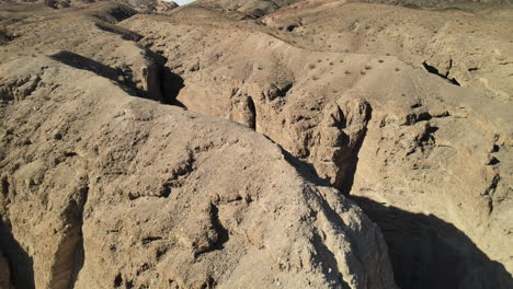 un dron que revela una toma del singular paisaje rocoso del desierto del cañón afton en el desierto de mojave de california