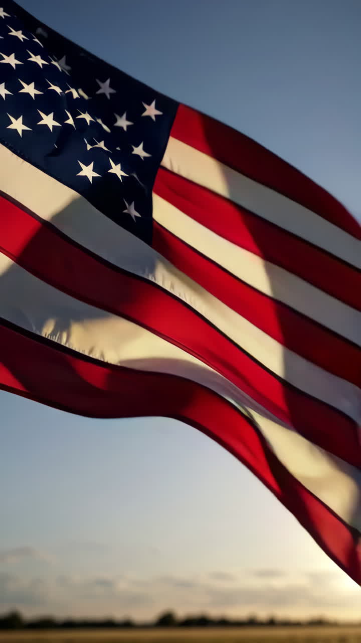 La bandiera americana sventola al tramonto