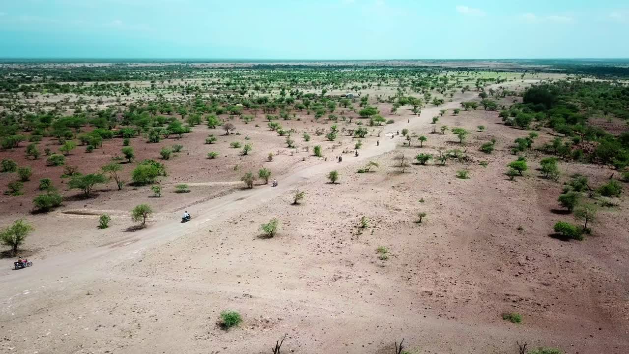 Pemandangan Panoramik Lingkungan Alam Dekat Danau Magadi dengan Kelompok Pengendara Sepeda Motor yang Berwisata di Kenya, Afrika Timur