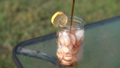 pouring sweet tea in slow motion with lemon