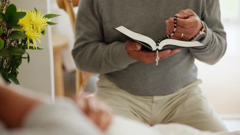 orando, hospital y persona cristiana con la biblia
