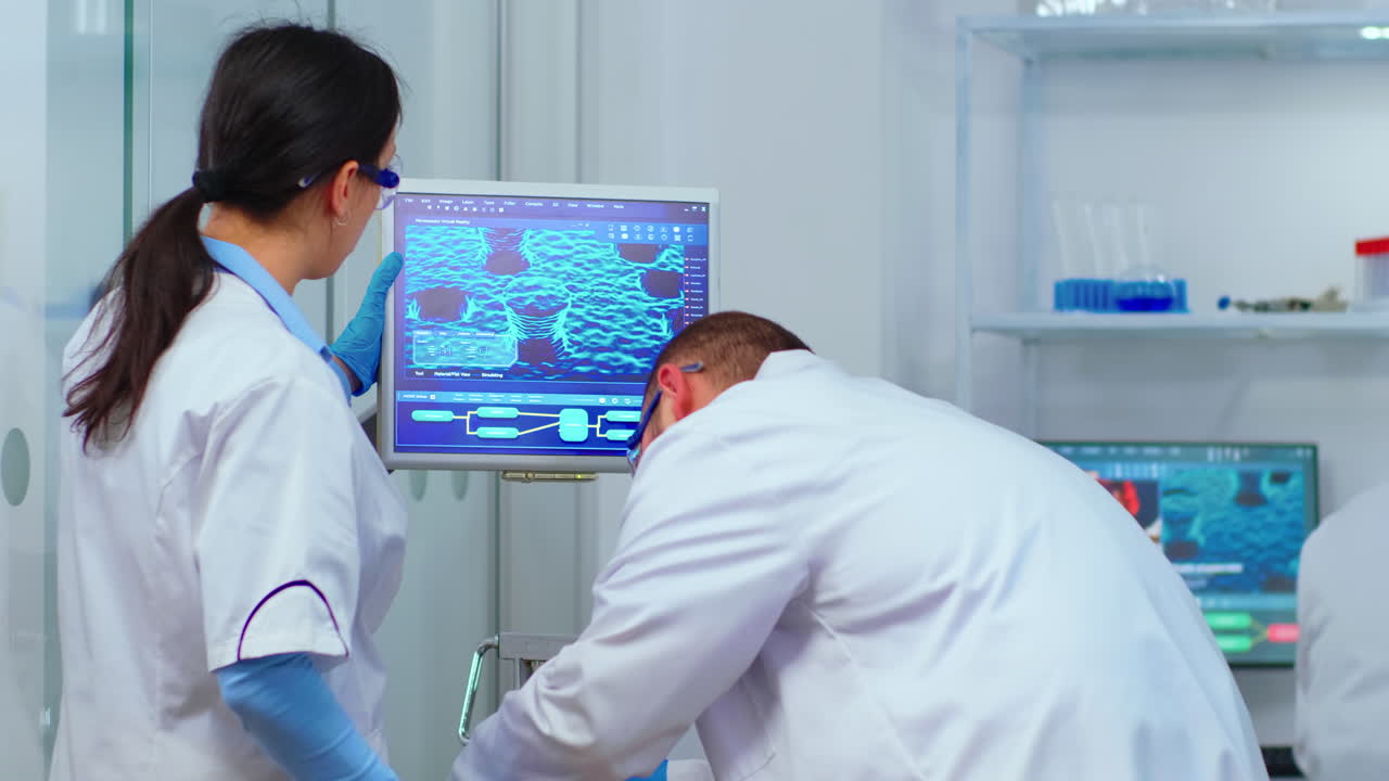 compañeros de trabajo químicos que planean realizar una vacuna contra un nuevo virus