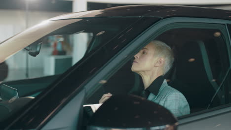 mujer conductor ajustando el espejo retrovisor en un coche moderno