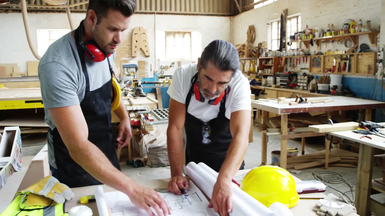 dos carpinteros trabajando en su plan
