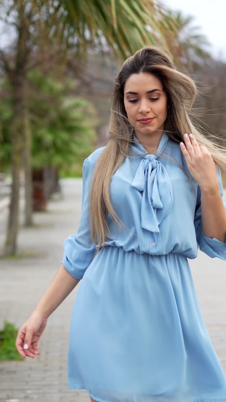 Donna con vestito blu all'aperto