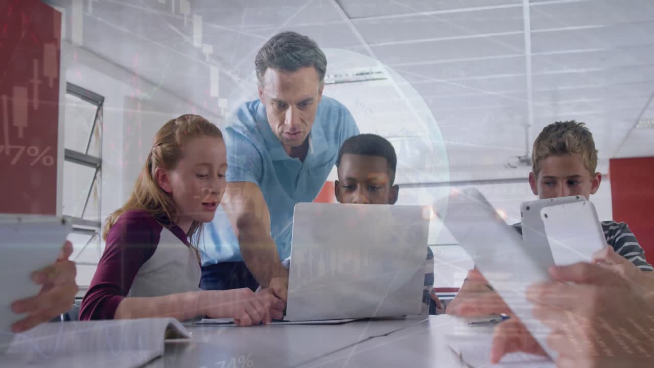 animación del procesamiento de datos y el mundo sobre el maestro caucásico que enseña a los estudiantes en la escuela