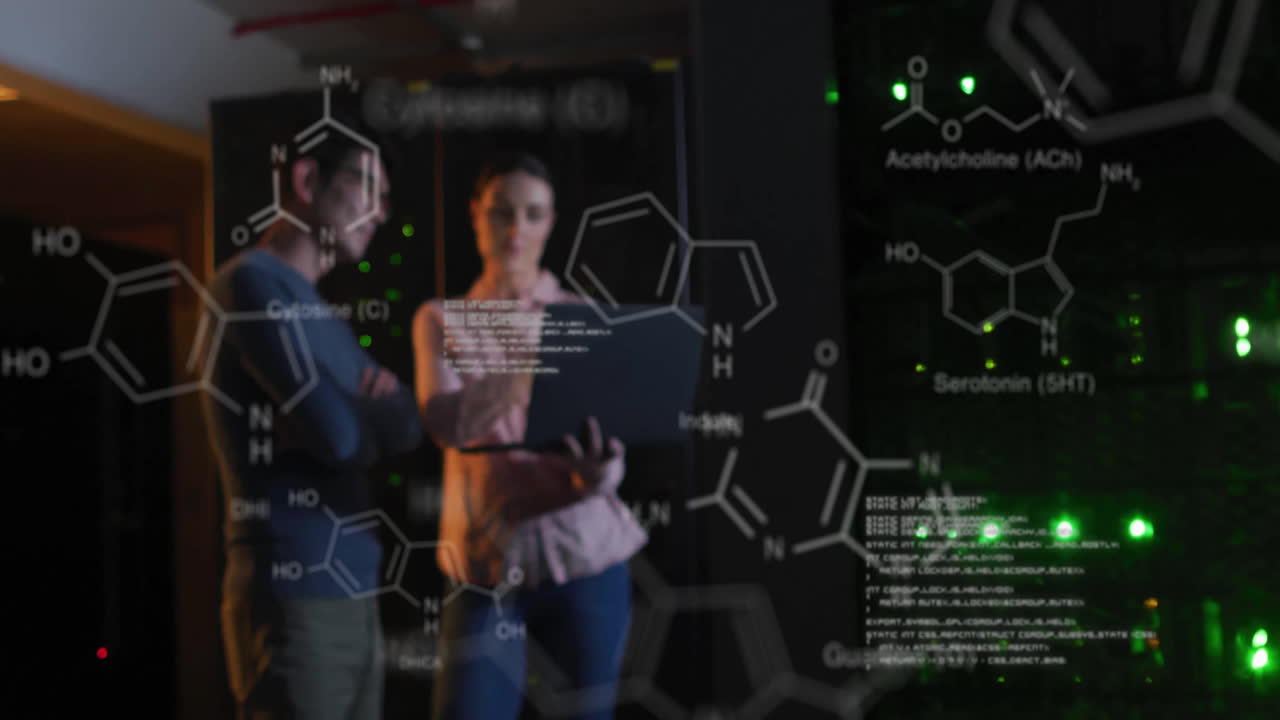 animación de procesamiento de datos y fórmula química sobre diversos trabajadores en la sala de servidores
