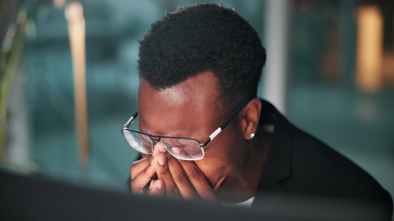 Uomo stressato al lavoro