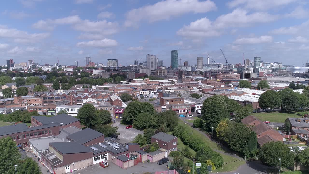 toma aérea de izquierda a derecha sobre el centro de la ciudad de birmingham
