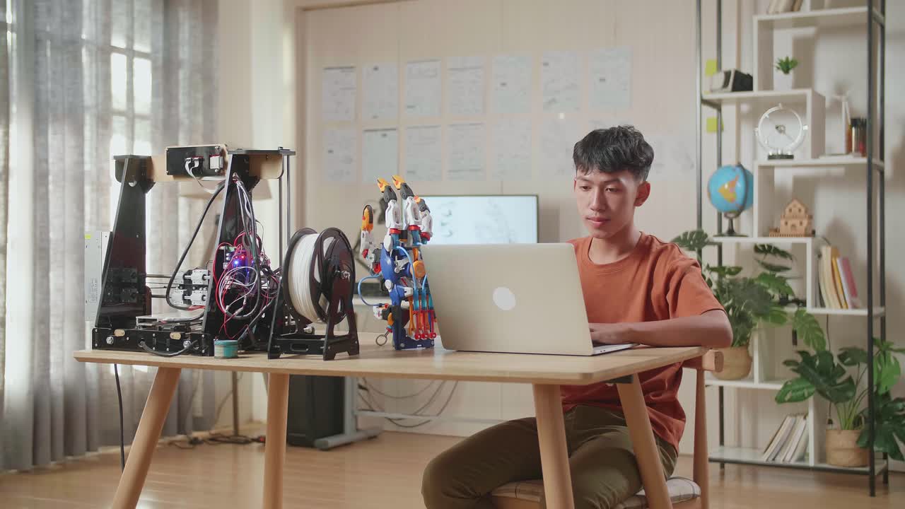 집에서 3d 프린팅 및 로 프로젝트를 수행하는 학생