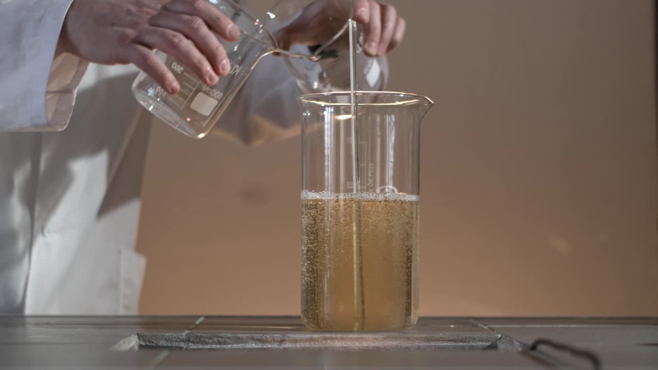 액체와 함께 실험실 유리 용품