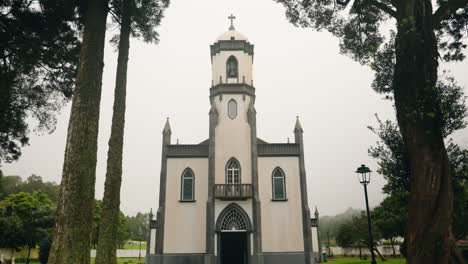 Vista-Frontal-De-La-Fachada-De-Una-Pequeña-Iglesia-Local-Ubicada-En-La-Isla-De-Sao-Miguel,-Azores.