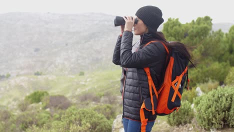 una mujer joven haciendo senderismo en un día de niebla.