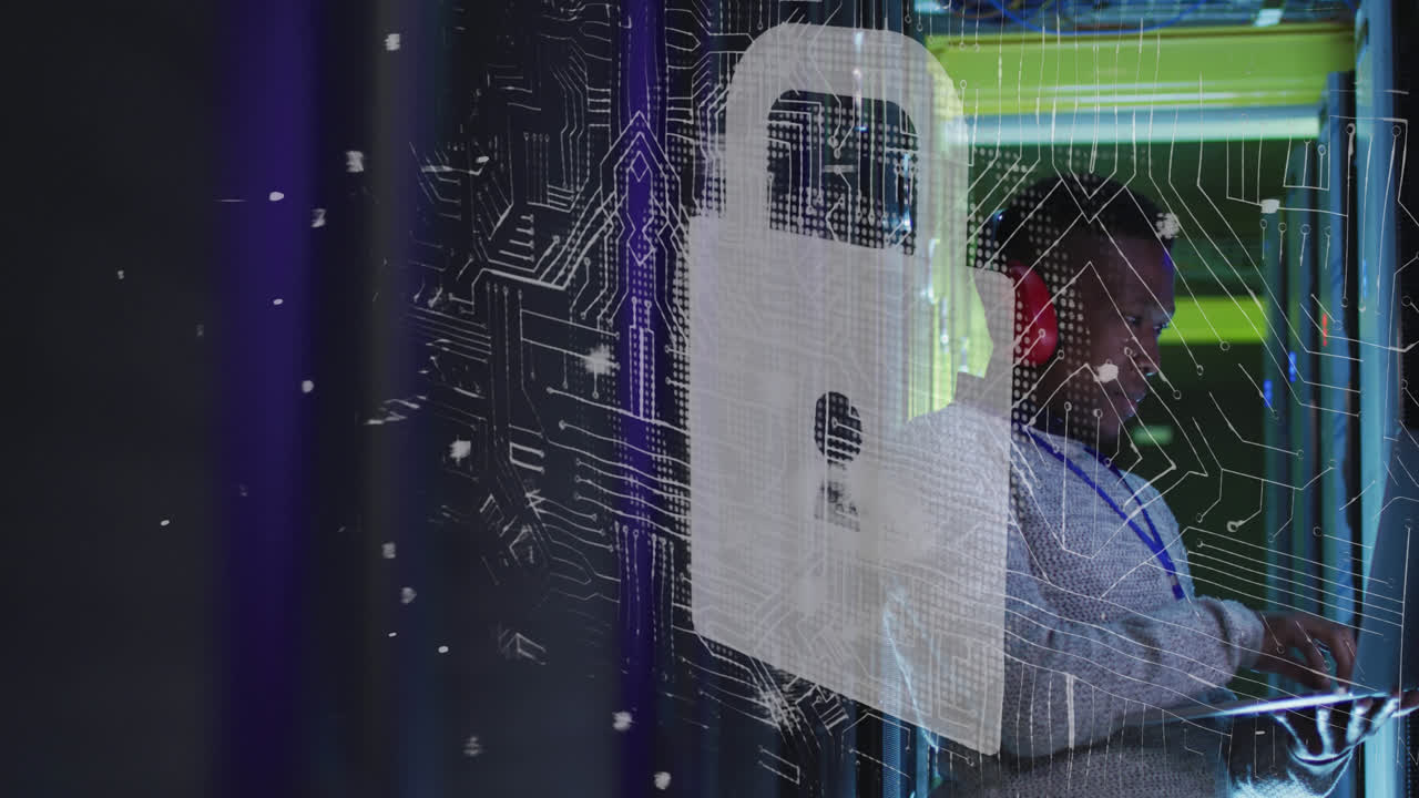 animación de procesamiento de datos y candado sobre trabajador masculino afroamericano en la sala del servidor