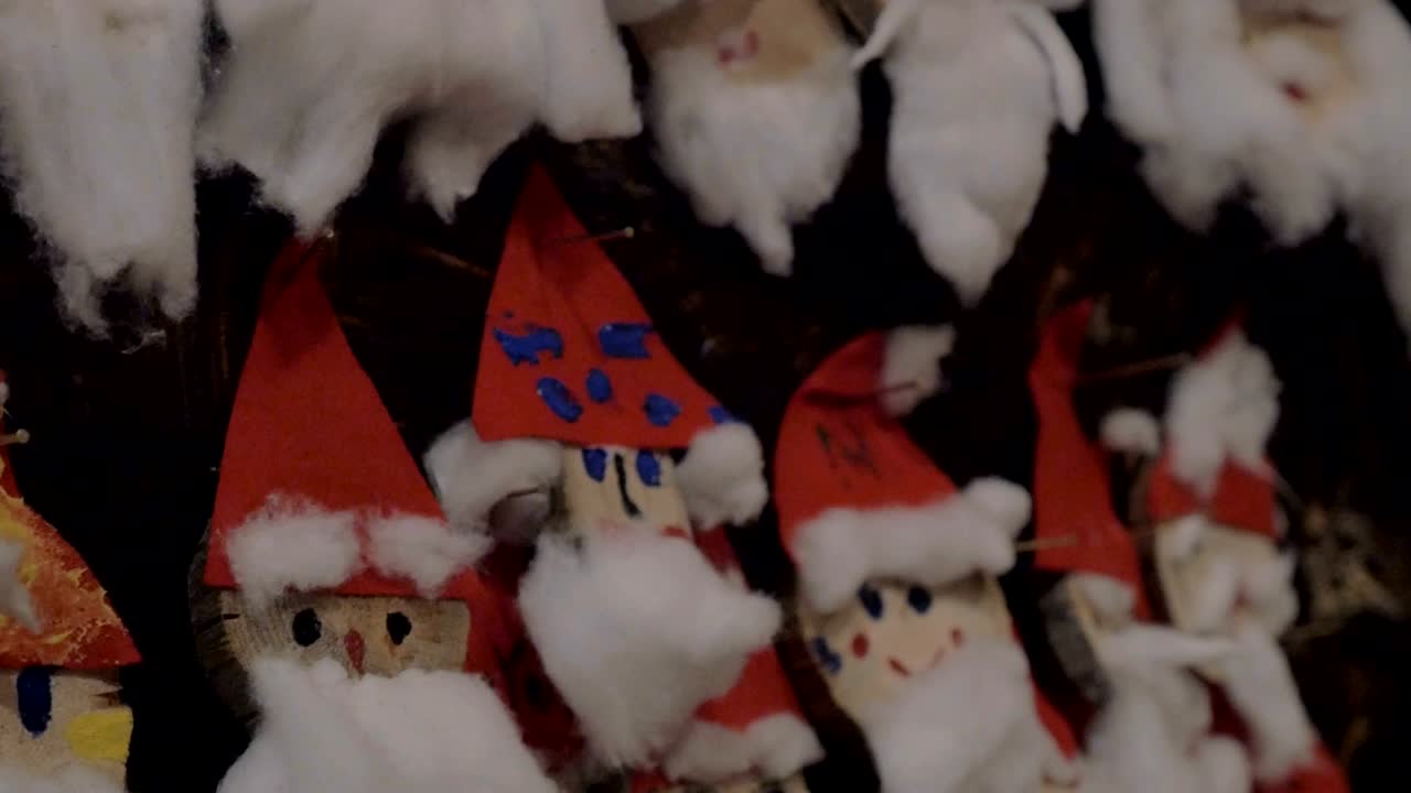 산타클로스 공예품을 크리스마스 컬렉션에 넣는 것