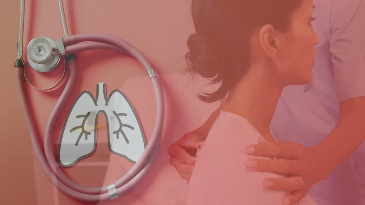 animación de una mujer caucásica con un médico sobre los pulmones y el estetoscopio