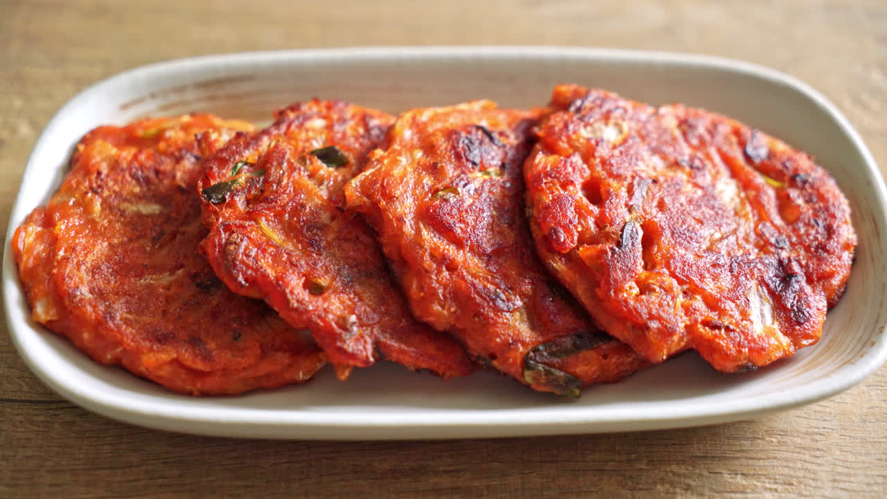 한국 김치 팬케이크 또는 김치전 - 계란, 김치, 밀가루 튀김 - 한국 전통 음식 스타일