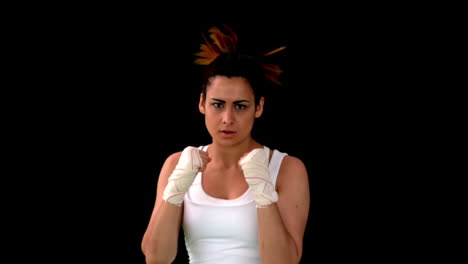 chica de boxeo dura golpeando a la cámara