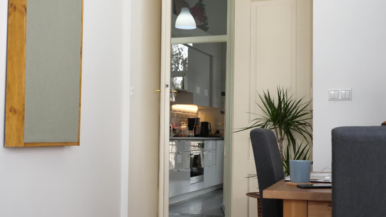 la mujer que camina siente un dolor repentino y fuerte en el área del ano, se agarra y masajea su trasero