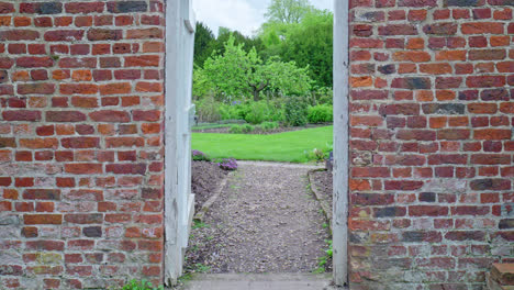 Gunby-Estate,-Hall-And-Gardens,-Gemütliches-Landhaus-Aus-Dem-Jahr-1700-Inmitten-Viktorianischer,-Ummauerter-Gärten-Am-Fuße-Der-Lincolnshire-Wolds