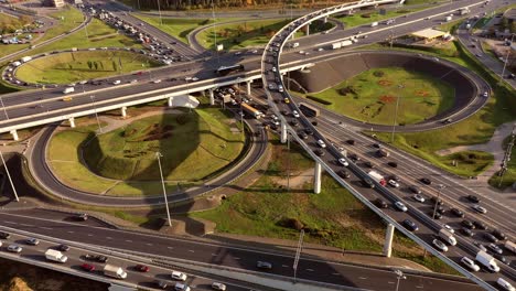 vista aérea de una intersección de autopistas en moscú.