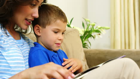 madre y hijo mirando un libro