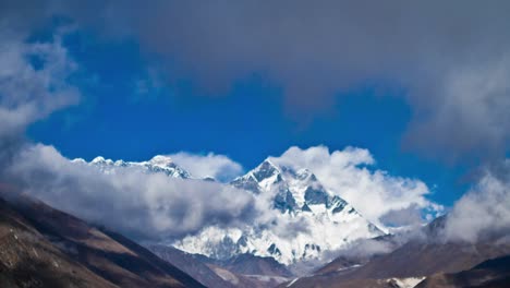 Noche-De-Lapso-De-Tiempo-De-Aconcagua:-Estrellas-Bailando-En-El-Cielo-Con-Carpa