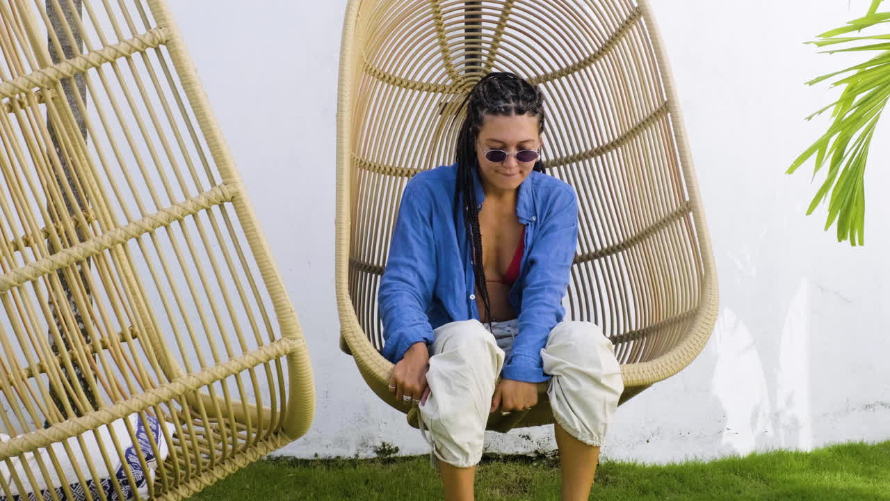 Женщина в саду.